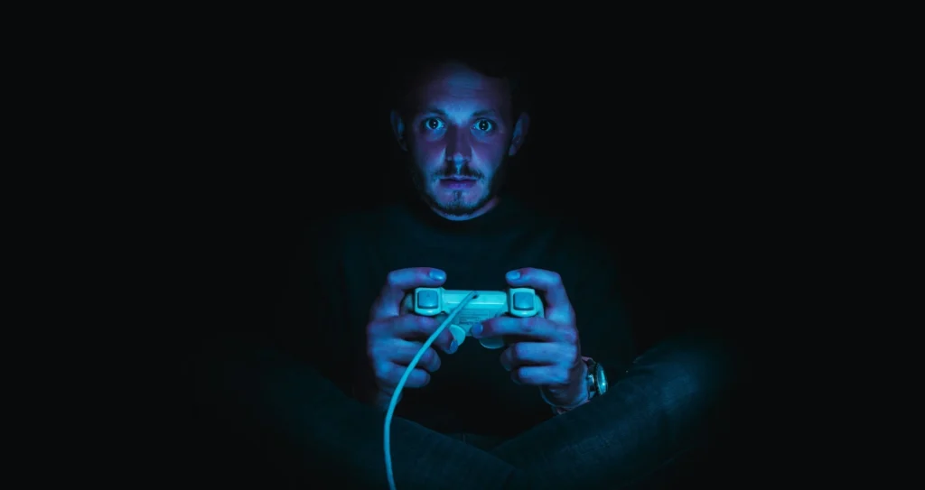 Homme illustrant la frayeur du au crash de sa rtx 4070 jouant avec une manette stream vertical twitch